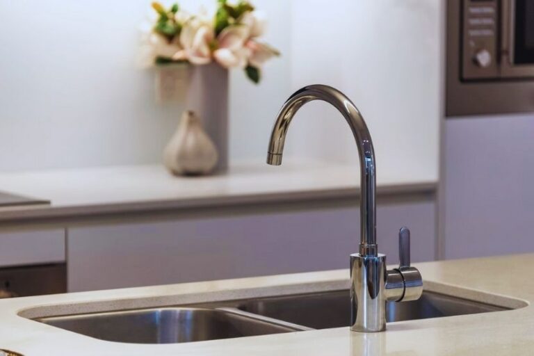 Read more about the article Double Sink Plumbing – Tips and How-To