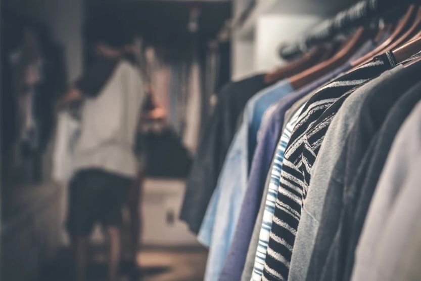 standard clothes closet shelf height