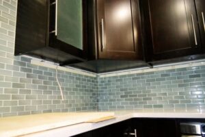 Read more about the article Plugmold Under Cabinet – Pros, Cons, Tips