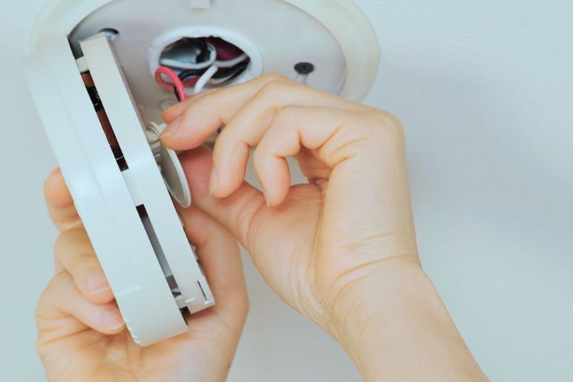 smoke-alarm-beeps-1-2-3-4-or-5-times-then-stops-how-to-fix-home